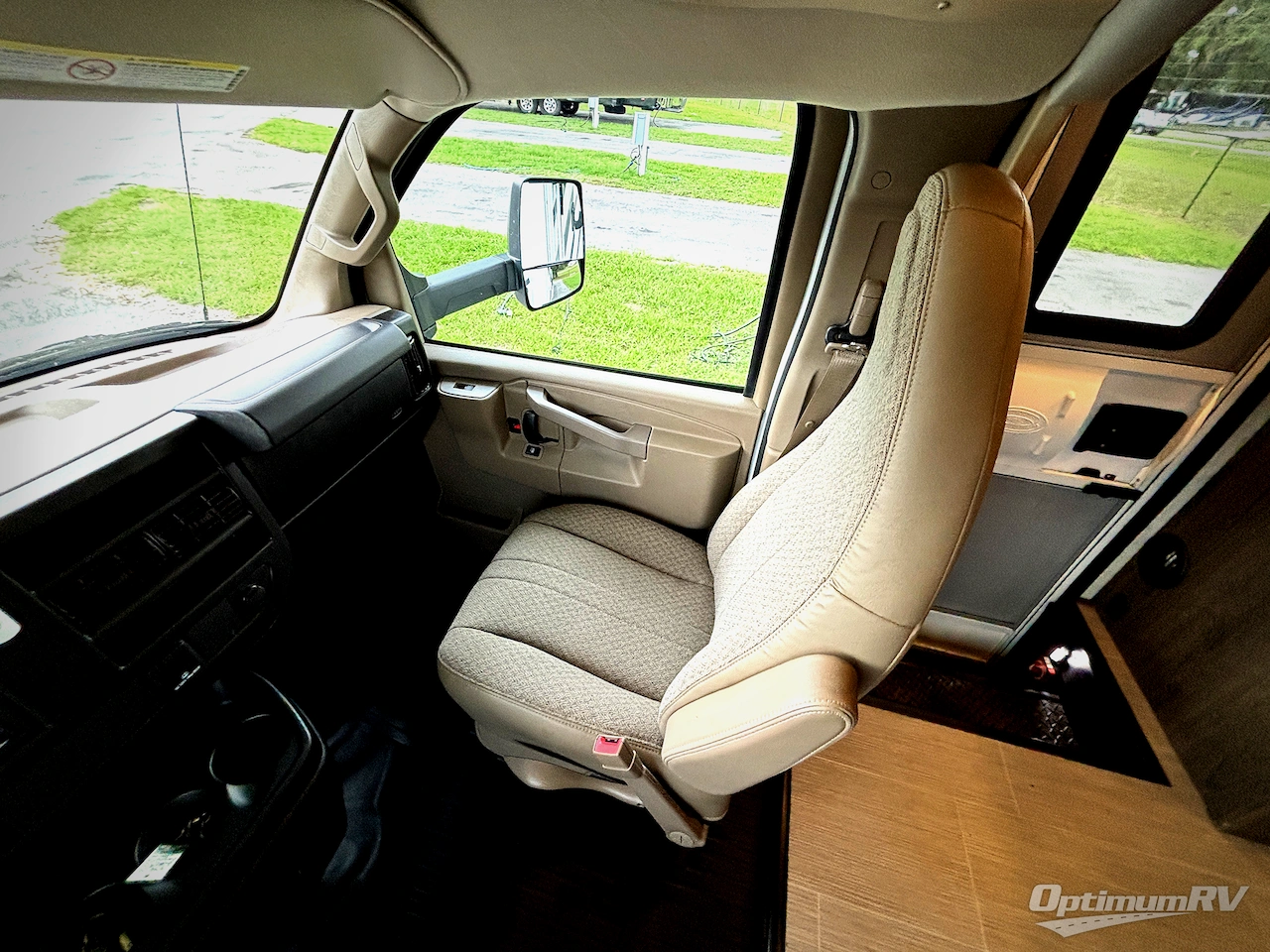 2021 Gulf Stream Conquest Class C 6237LE Photo 9