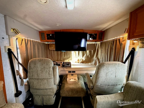 2004 Winnebago Sightseer 30B RV Photo 2