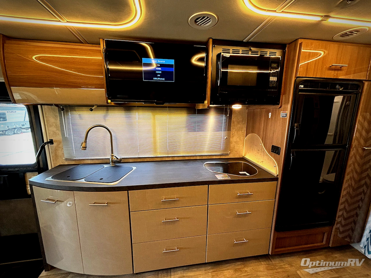 2019 Winnebago Navion 24D Photo 7