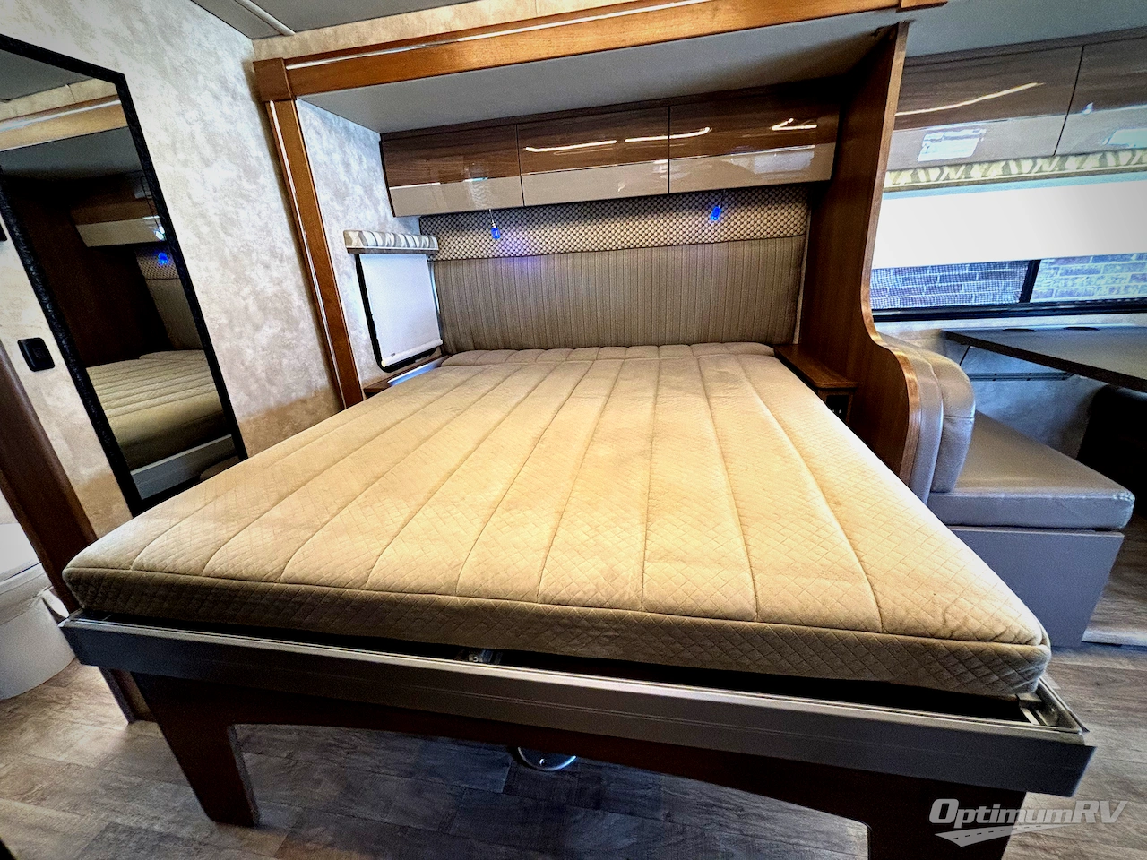 2019 Winnebago Navion 24D Photo 9