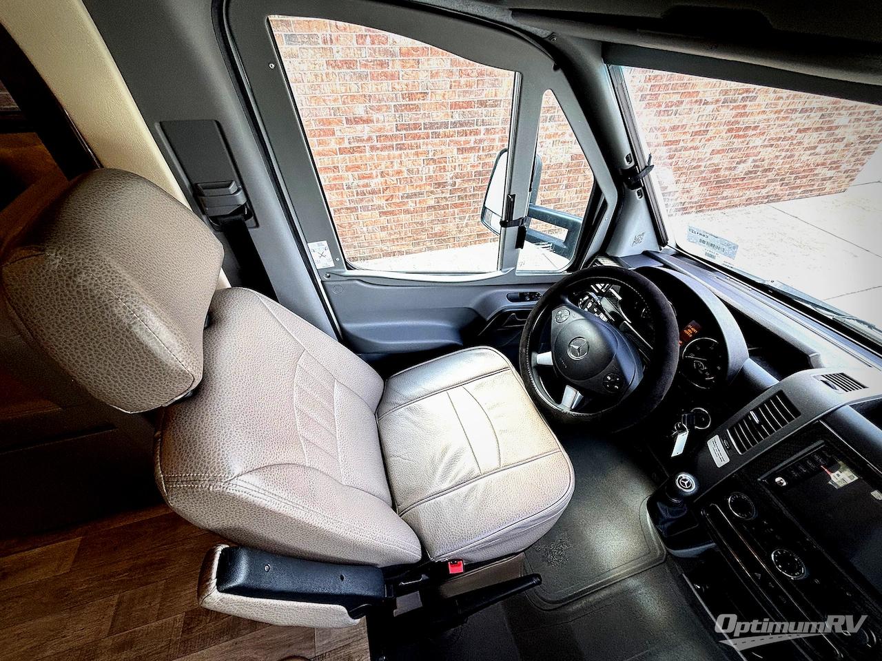 2019 Winnebago Navion 24D Photo 14