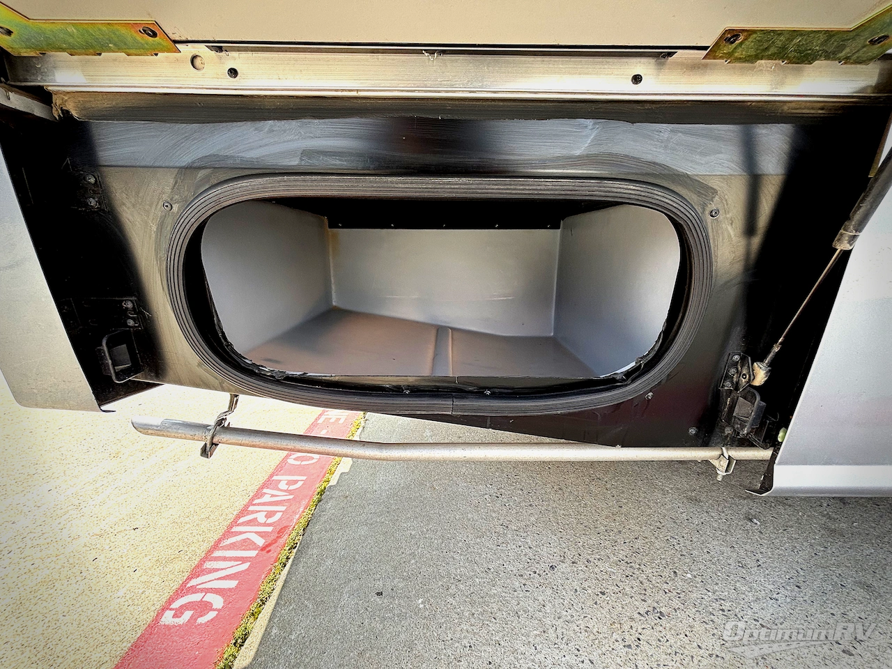 2019 Winnebago Navion 24D Photo 16