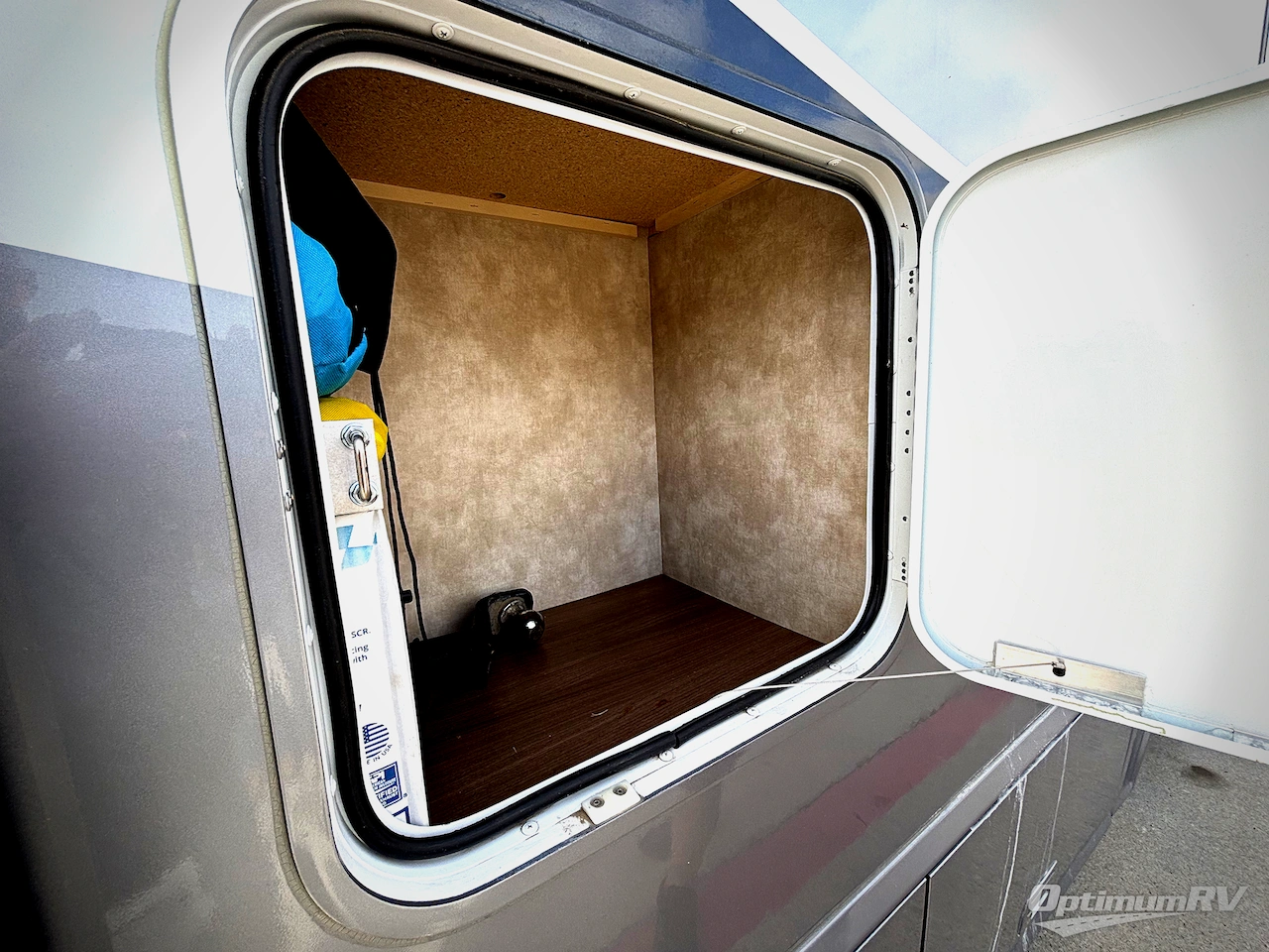 2019 Winnebago Navion 24D Photo 19