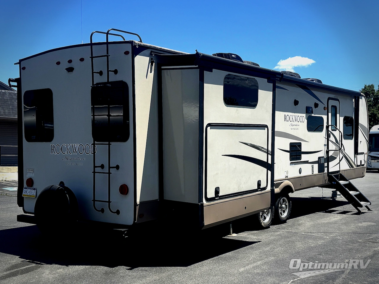 2018 Forest River Rockwood Signature Ultra Lite 8326BHS Photo 2