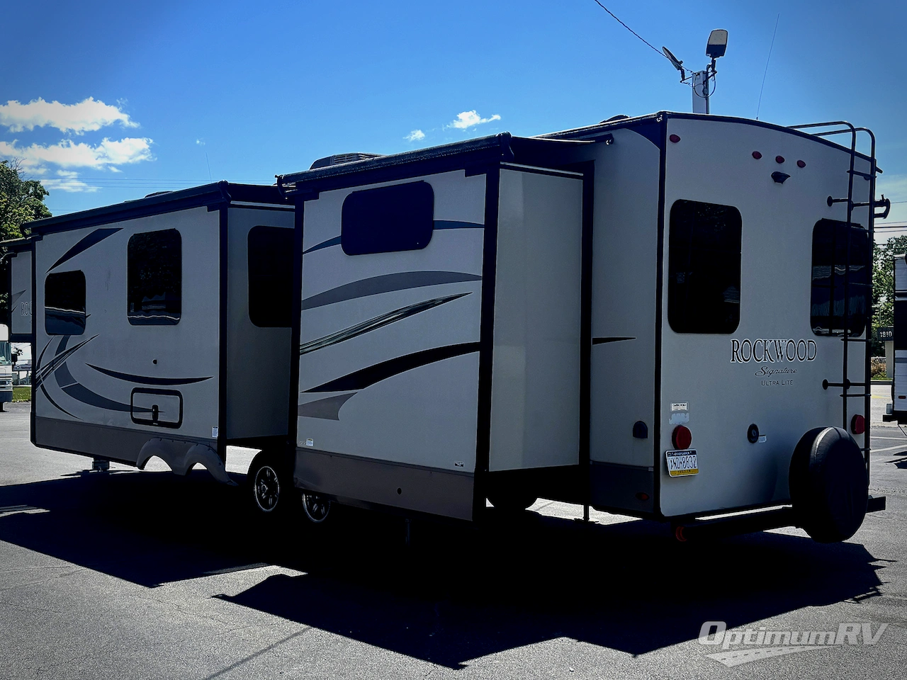 2018 Forest River Rockwood Signature Ultra Lite 8326BHS Photo 3