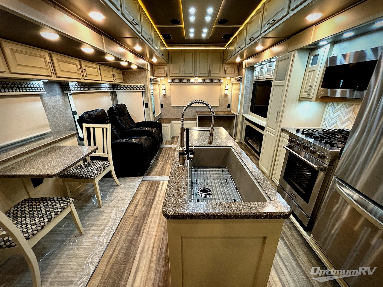 2022 Luxe by the RV Factory Luxe Elite 38GFB Photo 4