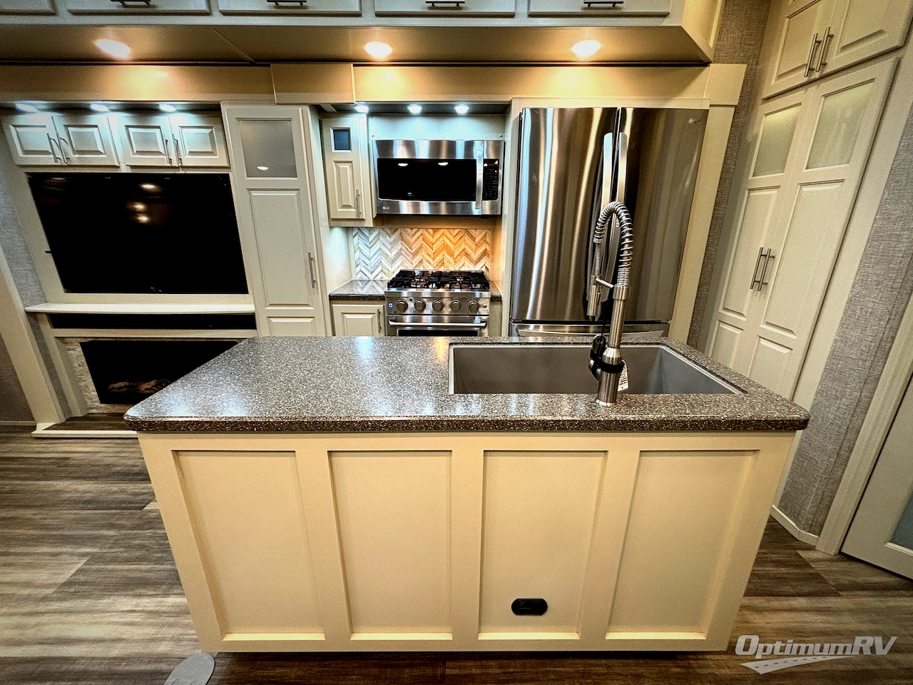 2022 Luxe by the RV Factory Luxe Elite 38GFB Photo 6