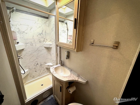 2020 Forest River Sunseeker LE 2550DSLE Chevy RV Photo 4