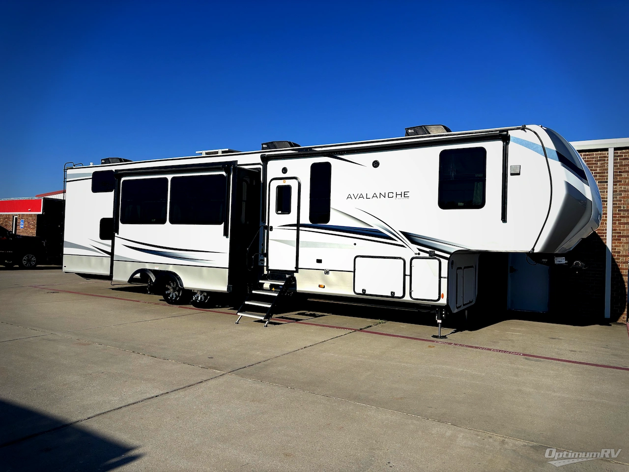 2022 Keystone Avalanche 390DS Photo 1
