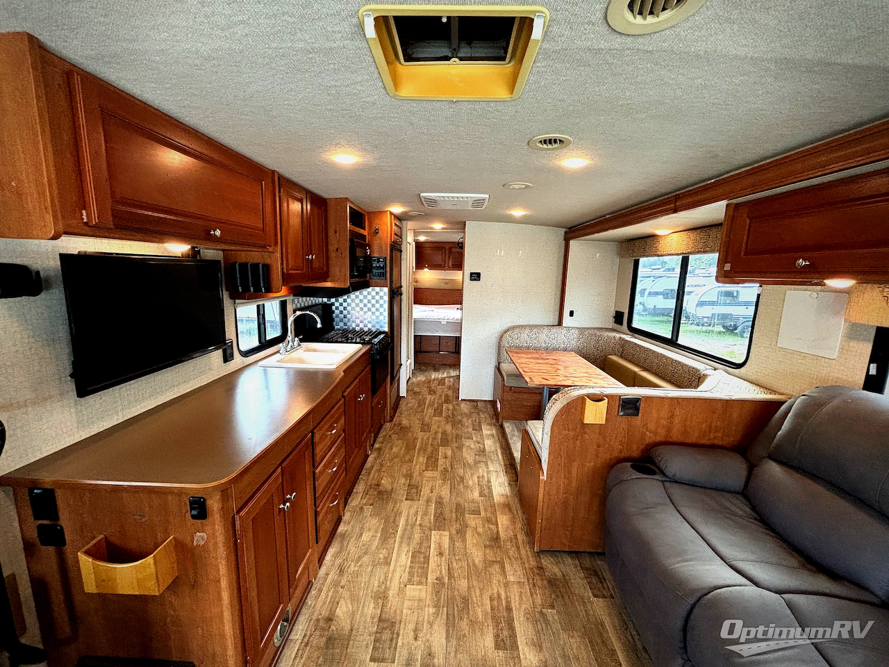 2017 Winnebago Vista 31KE Photo 4