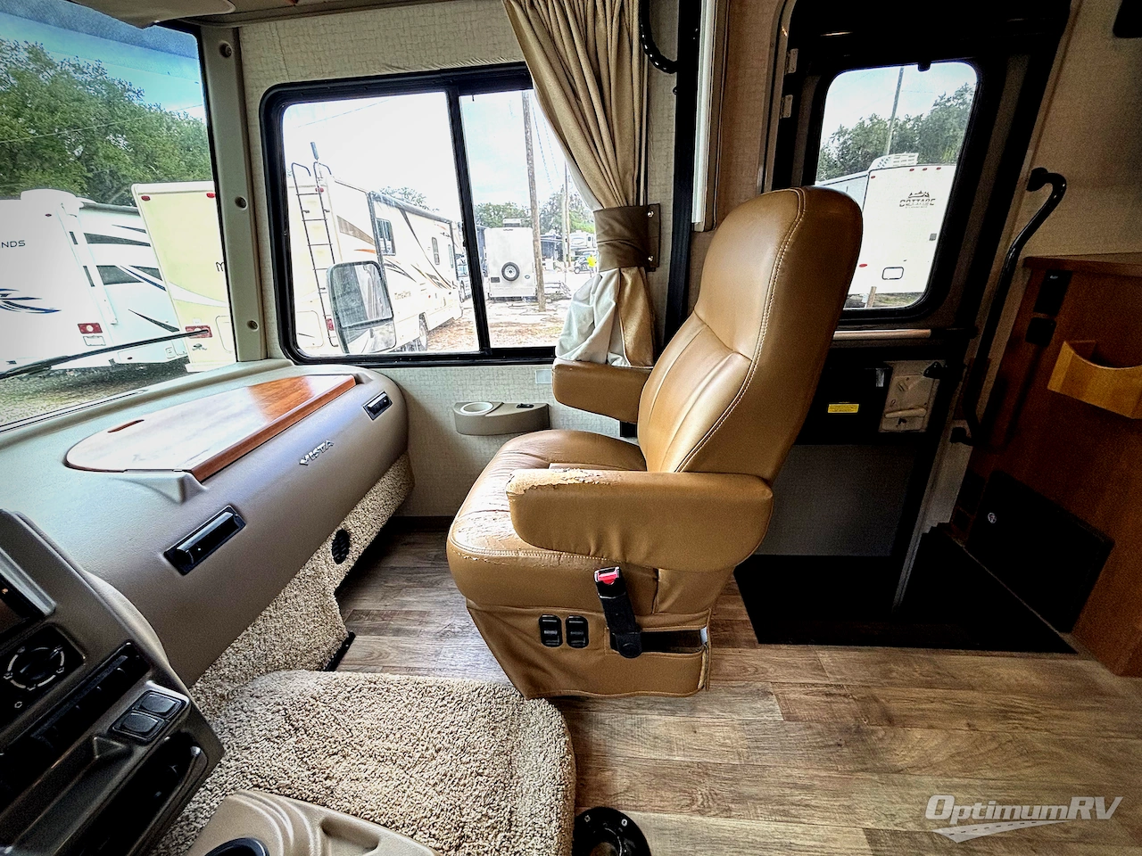 2017 Winnebago Vista 31KE Photo 8
