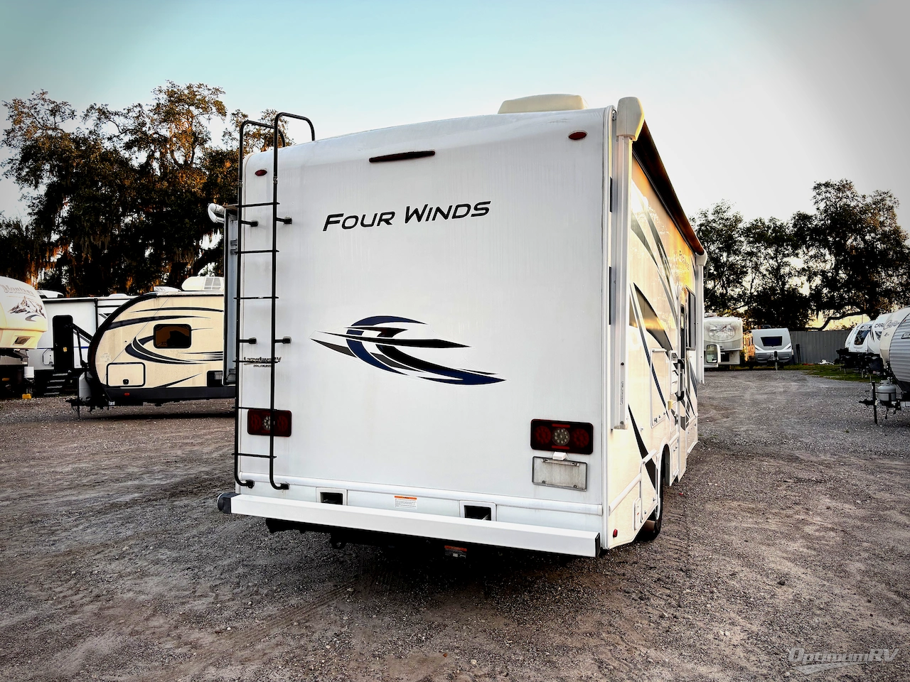 2022 Thor Four Winds 27R Photo 2