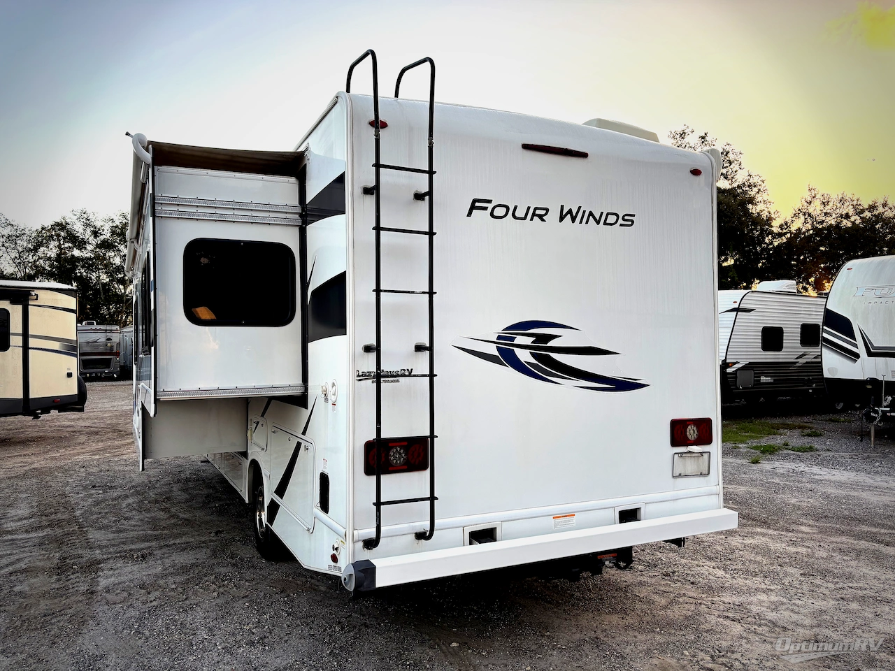 2022 Thor Four Winds 27R Photo 3