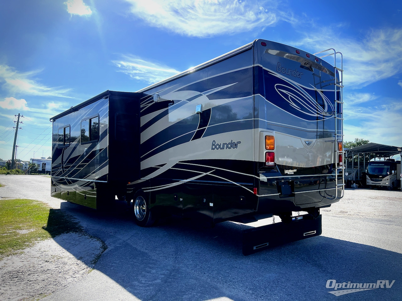 2015 Fleetwood Bounder 35K Photo 2