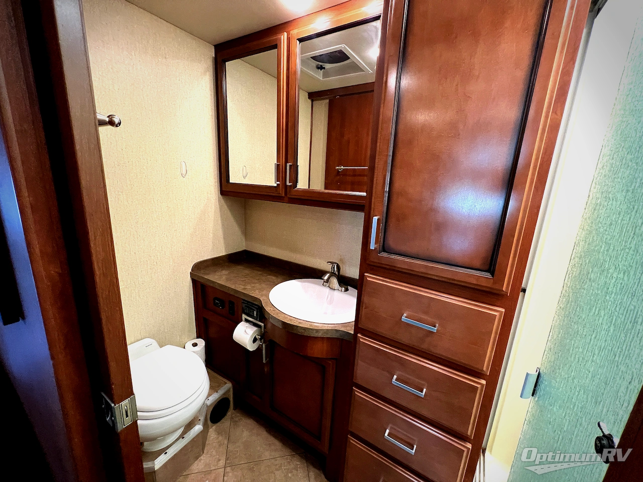 2015 Fleetwood Bounder 35K Photo 21