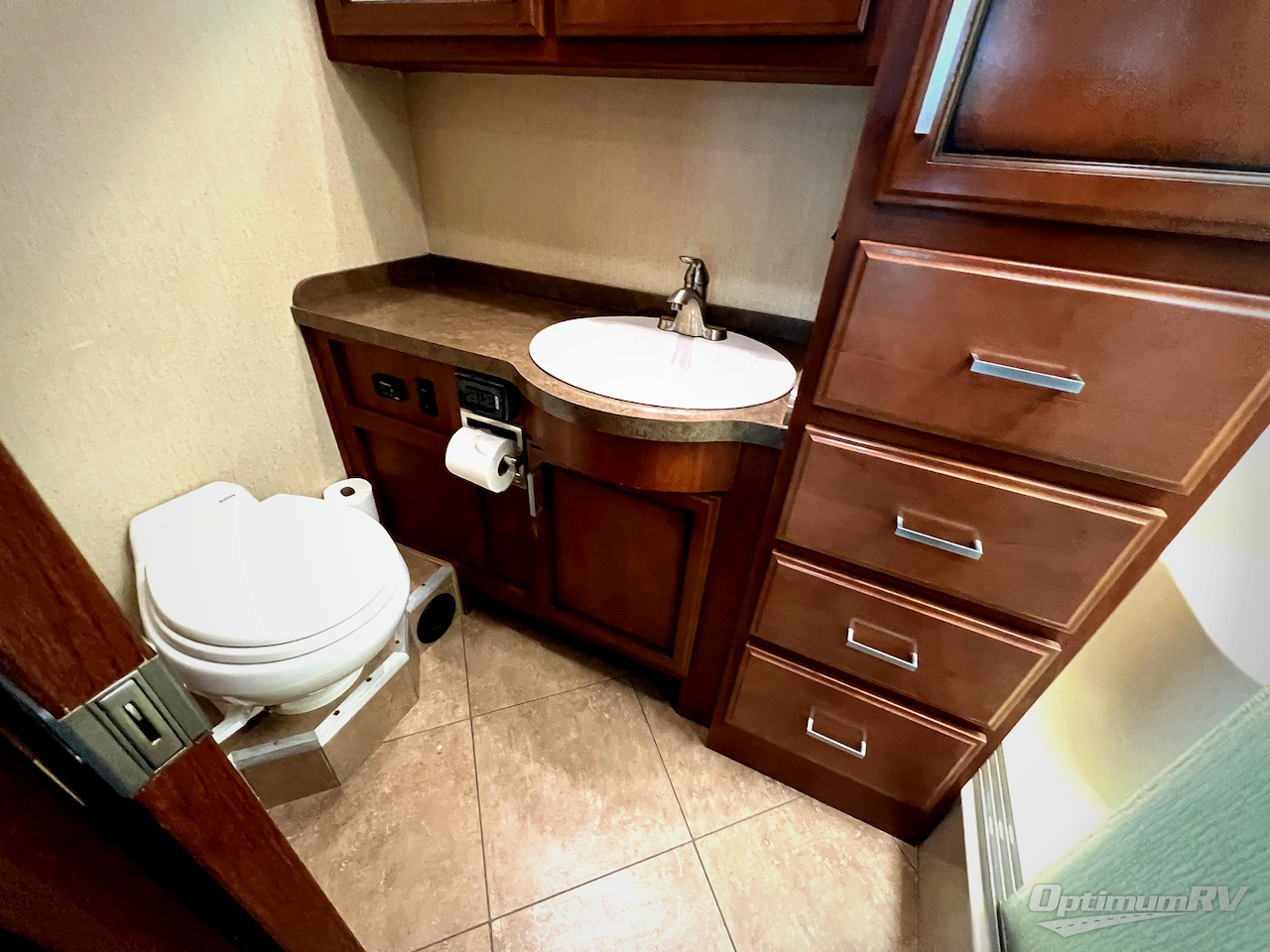 2015 Fleetwood Bounder 35K Photo 23