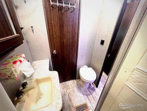 2018 CrossRoads Zinger ZR320FB RV Photo 3