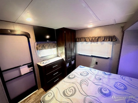 2018 CrossRoads Zinger ZR320FB RV Photo 4