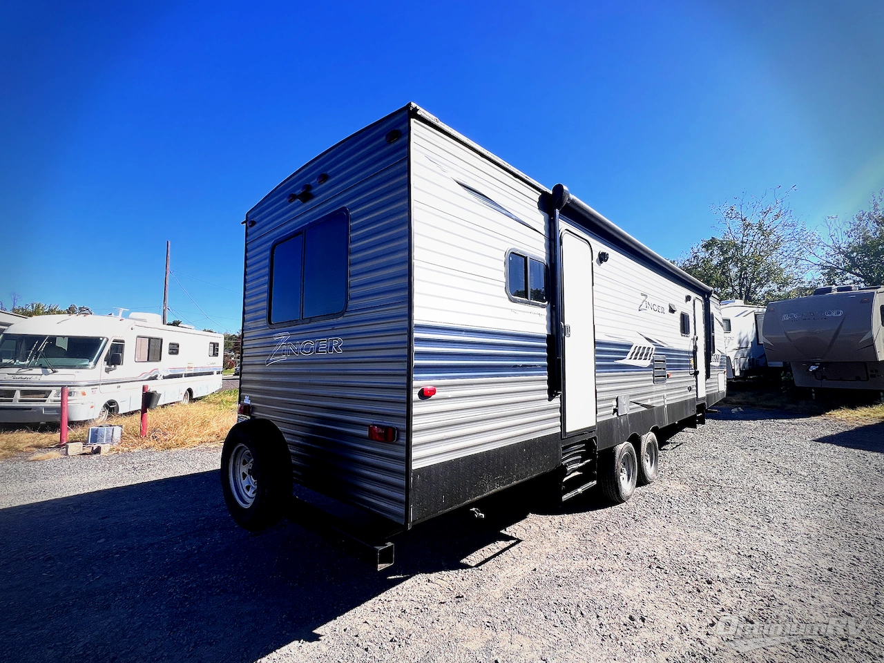 2018 CrossRoads Zinger ZR320FB Photo 2