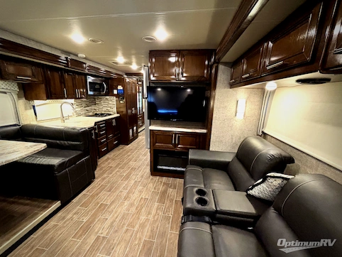 2020 Thor Miramar 35.4 RV Photo 2
