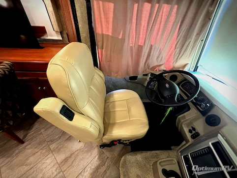 2016 Winnebago Adventurer 37F RV Photo 2