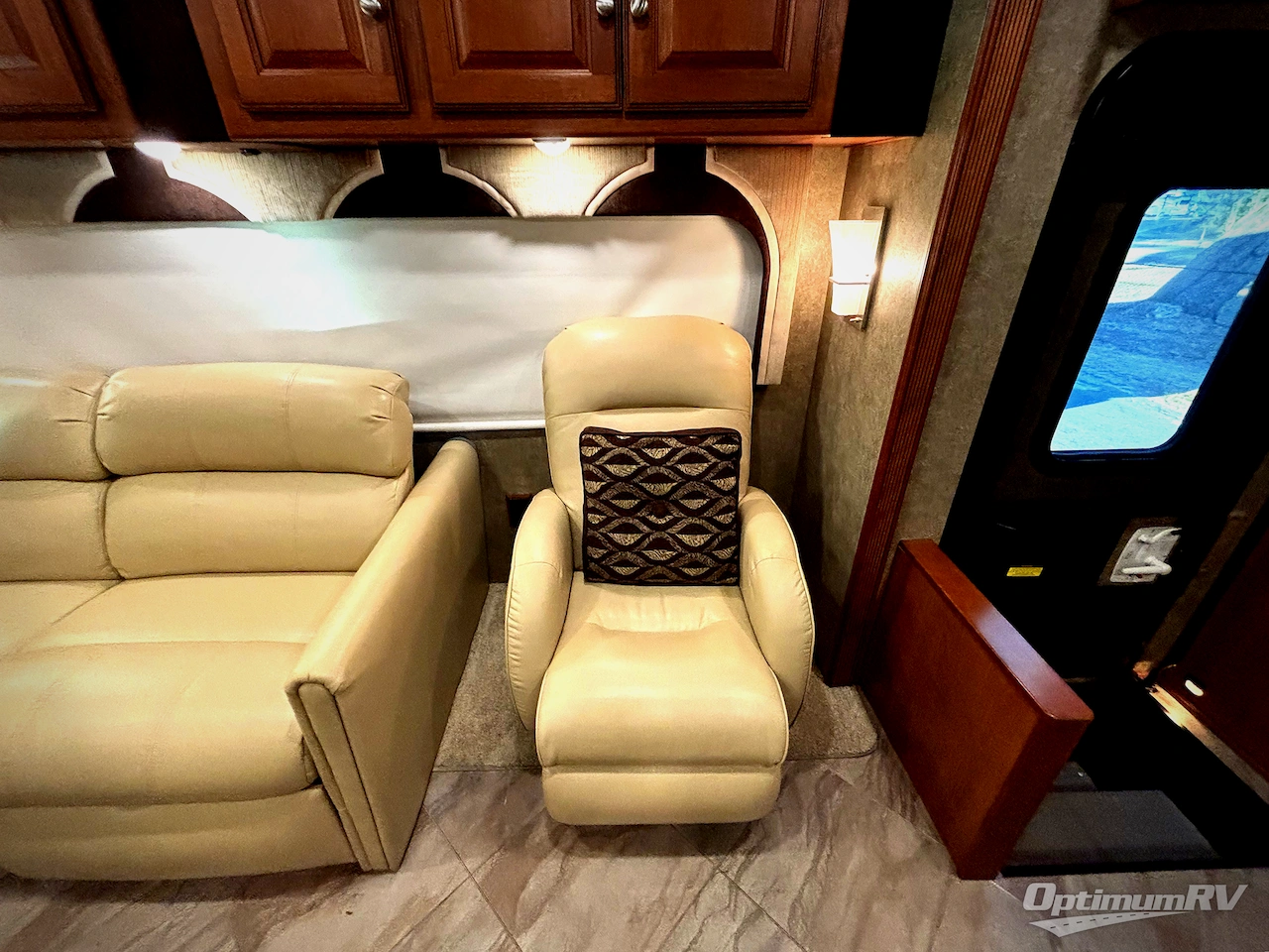 2016 Winnebago Adventurer 37F Photo 12