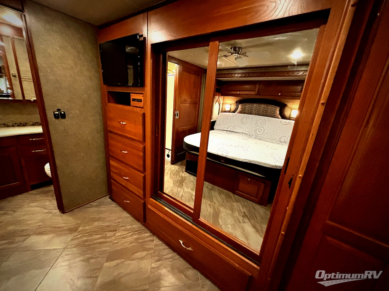 2016 Winnebago Adventurer 37F Photo 20