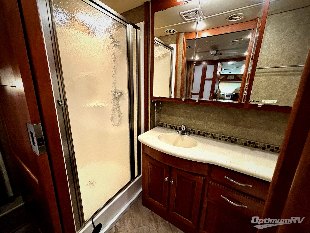 2016 Winnebago Adventurer 37F Photo 22