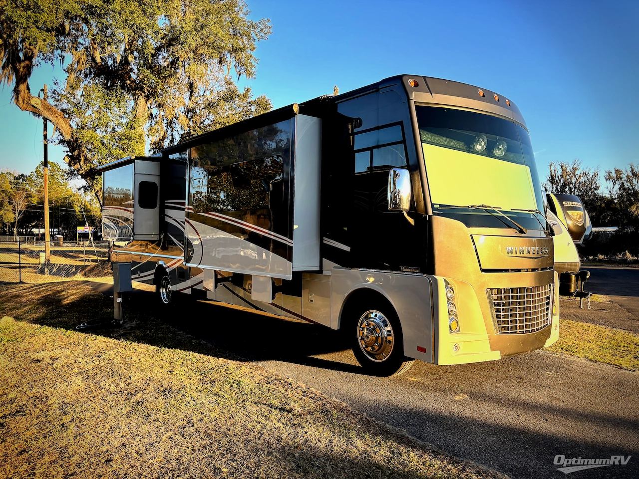 2016 Winnebago Adventurer 37F Photo 1