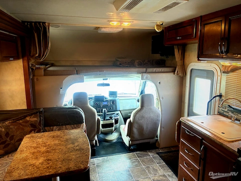 2013 Thor Chateau 24C RV Photo 3