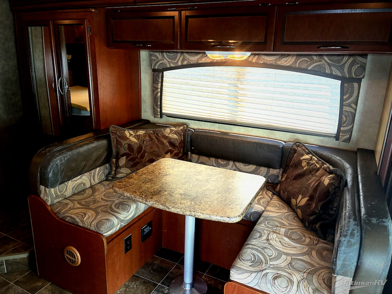 2013 Thor Chateau 24C Photo 5