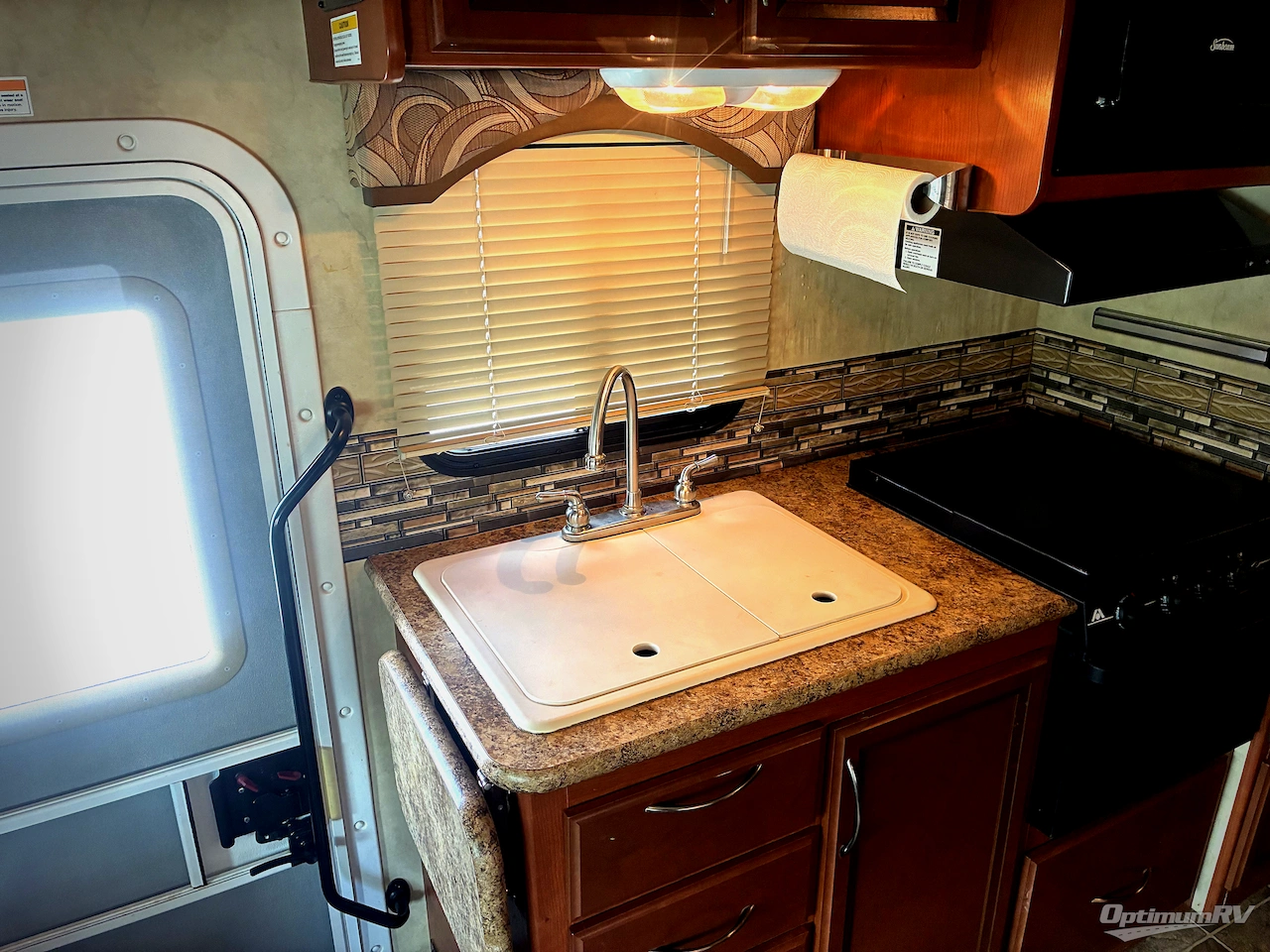 2013 Thor Chateau 24C Photo 6