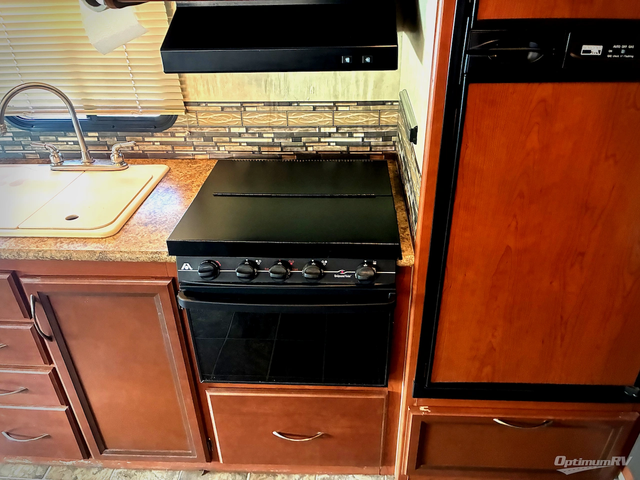 2013 Thor Chateau 24C Photo 7