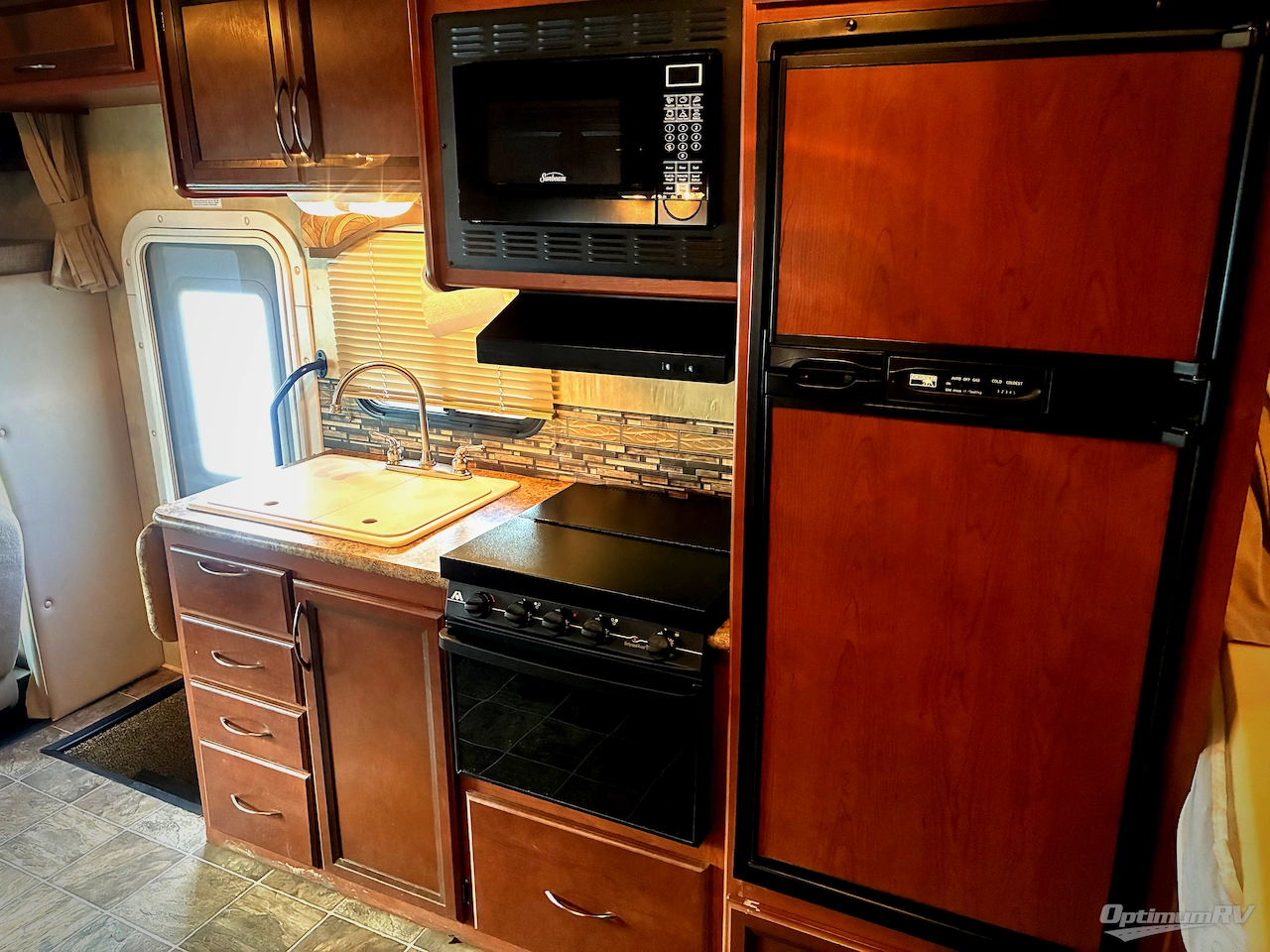 2013 Thor Chateau 24C Photo 13