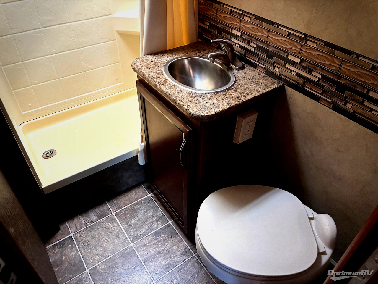 2013 Thor Chateau 24C Photo 17