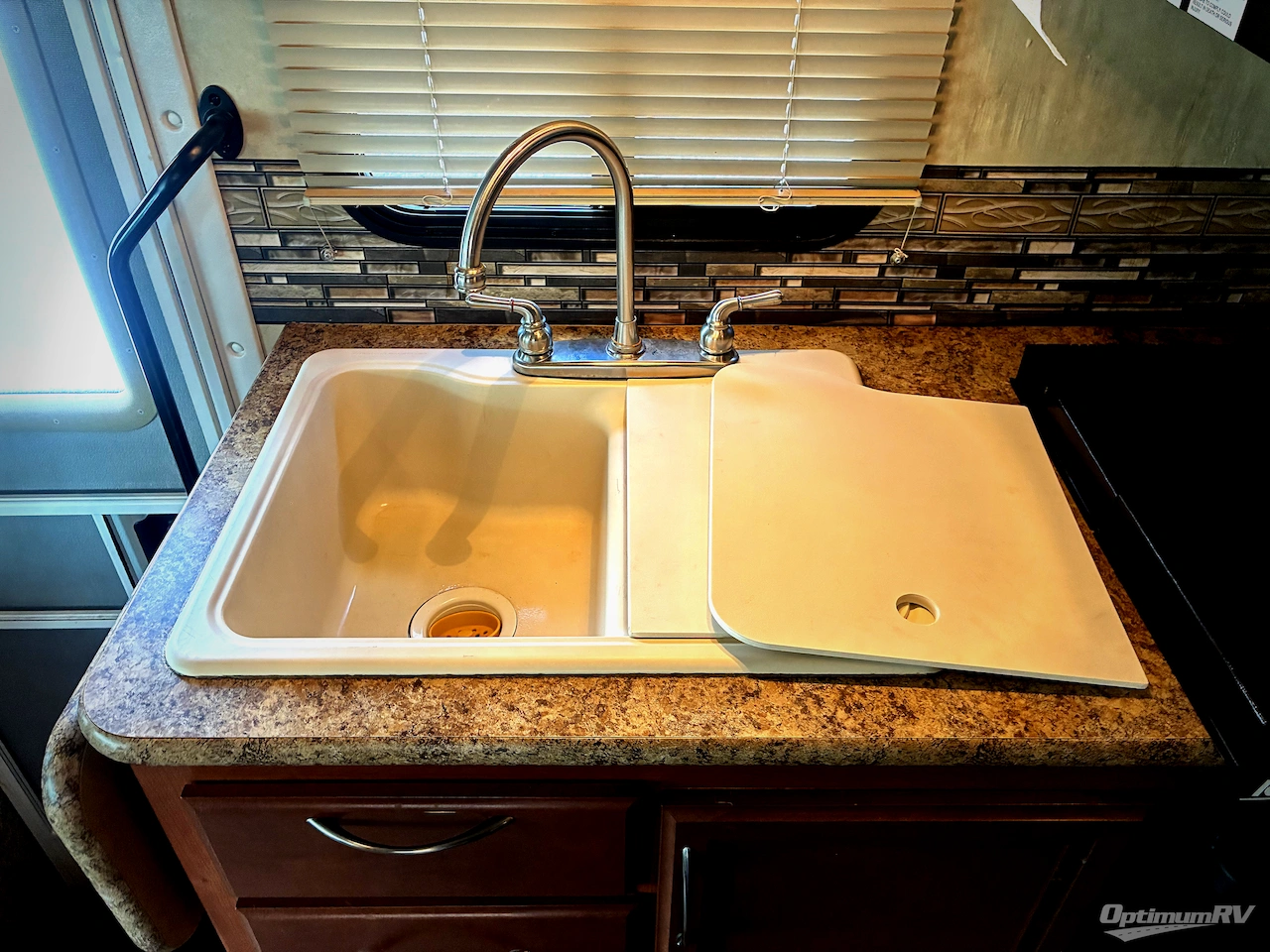 2013 Thor Chateau 24C Photo 19