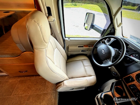 2017 Thor Chateau 31W RV Photo 2