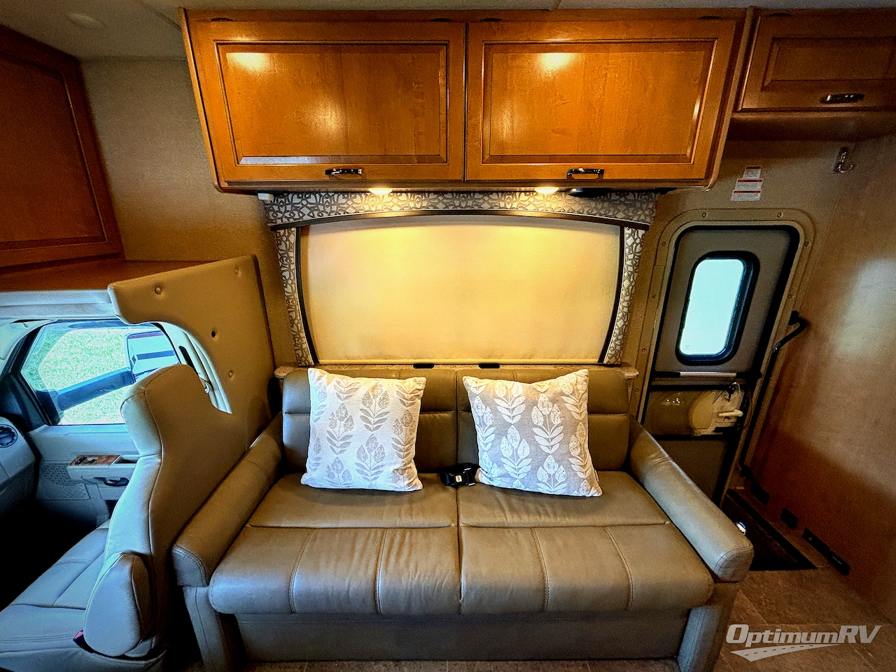2017 Thor Chateau 31W Photo 11