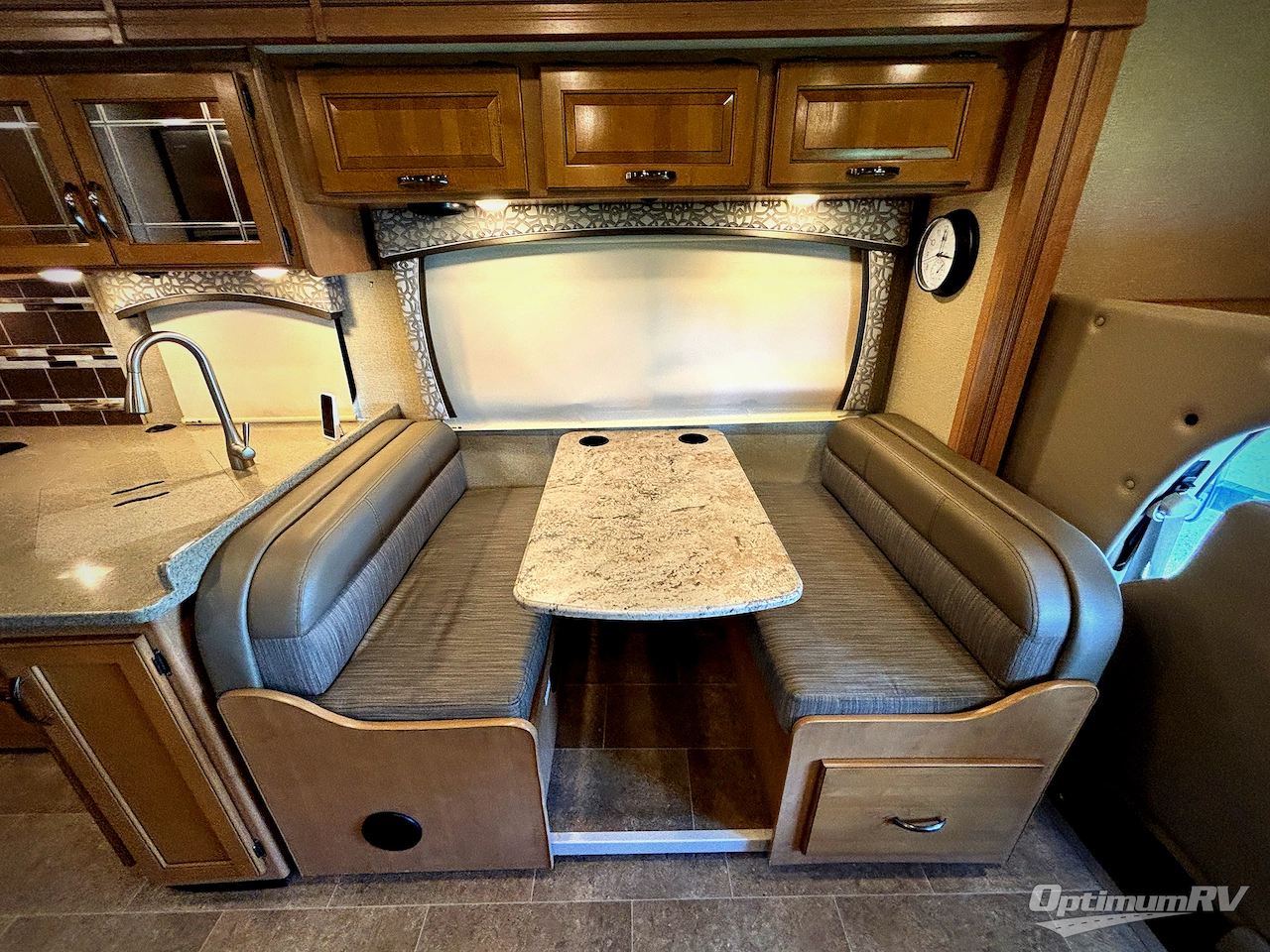 2017 Thor Chateau 31W Photo 12