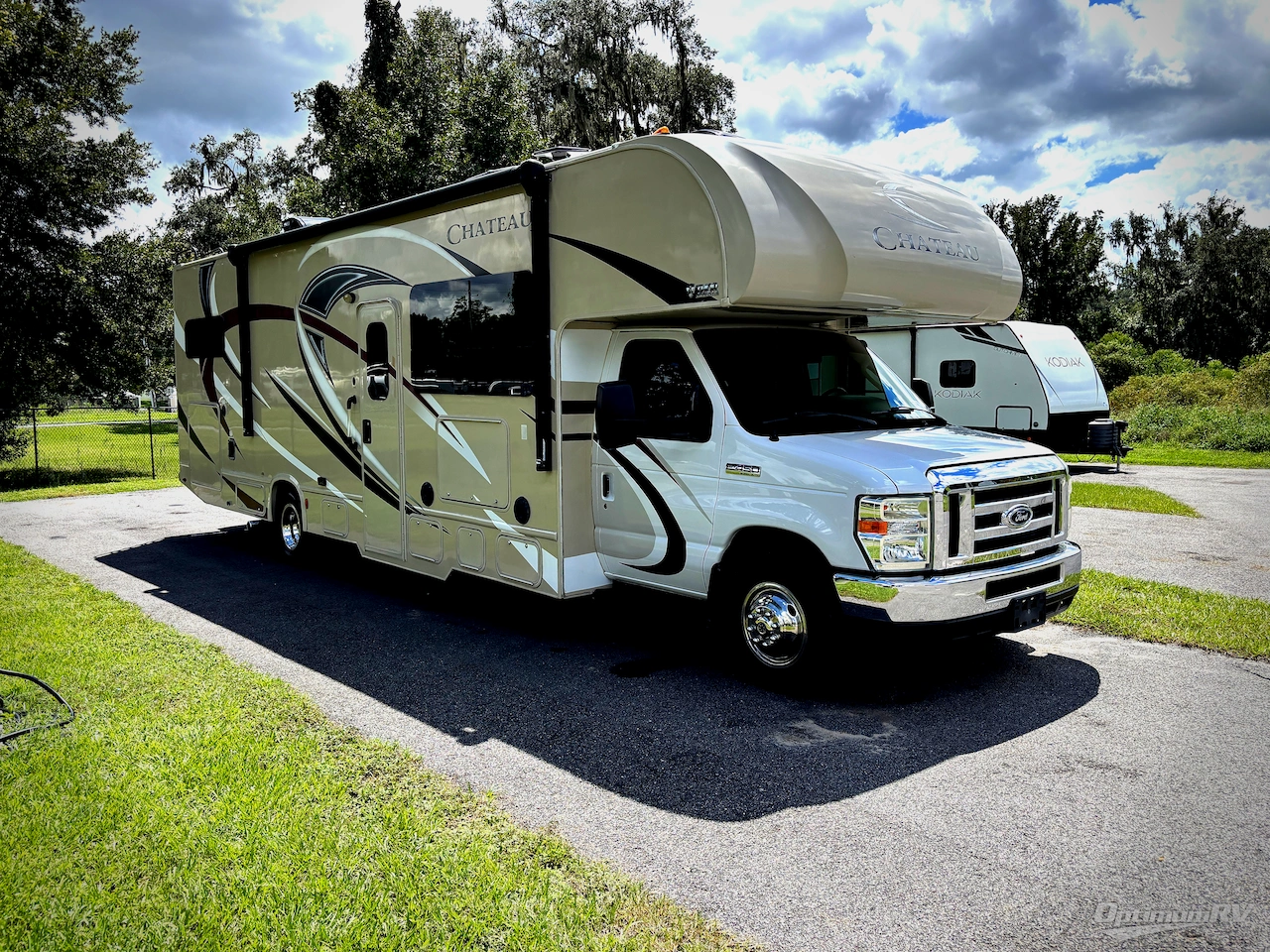 2017 Thor Chateau 31W Photo 1