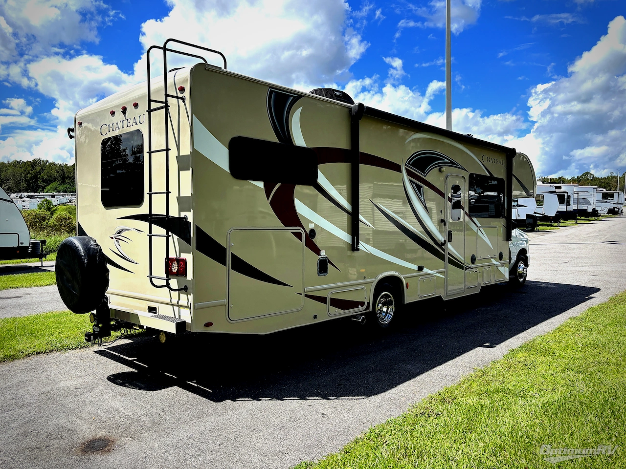 2017 Thor Chateau 31W Photo 2