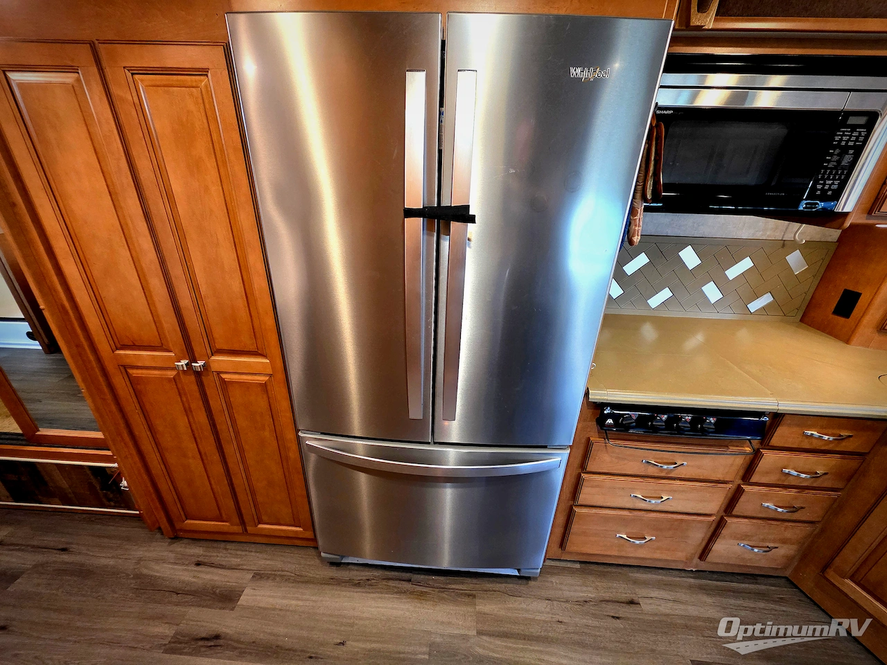 2014 Winnebago Adventurer 37F Photo 12