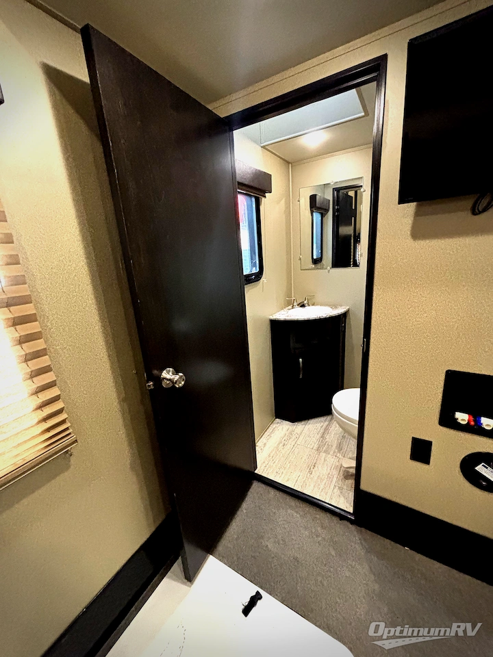 2017 Grand Design Momentum M-Class 350M Photo 19
