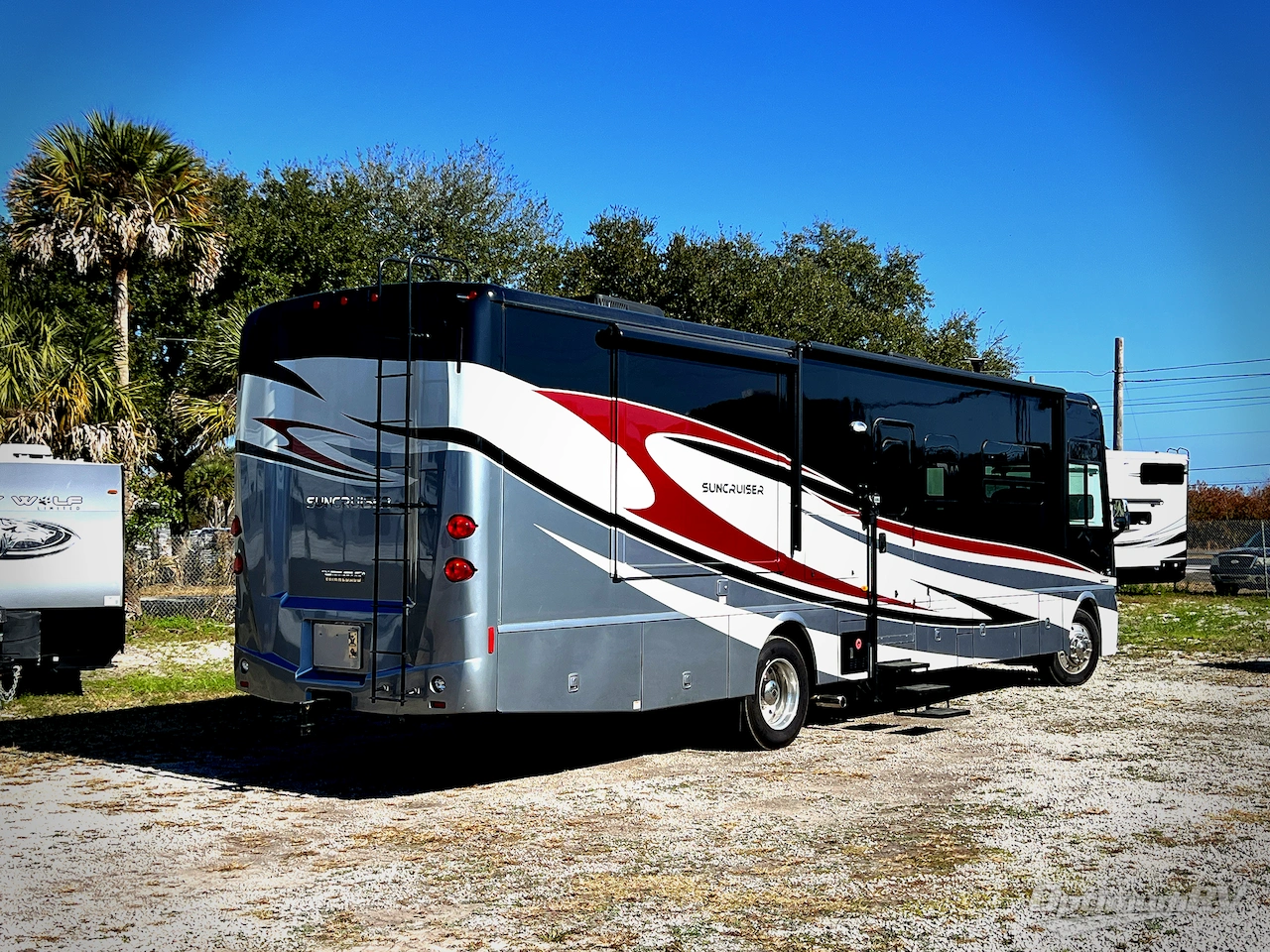 2015 Itasca Suncruiser 37F Photo 2