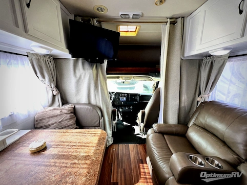 2014 Coachmen Freelander 28QB Chevy 4500 RV Photo 2