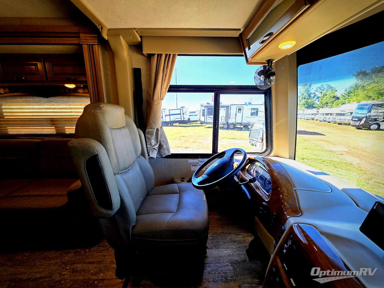2018 Thor Hurricane 29M Photo 6