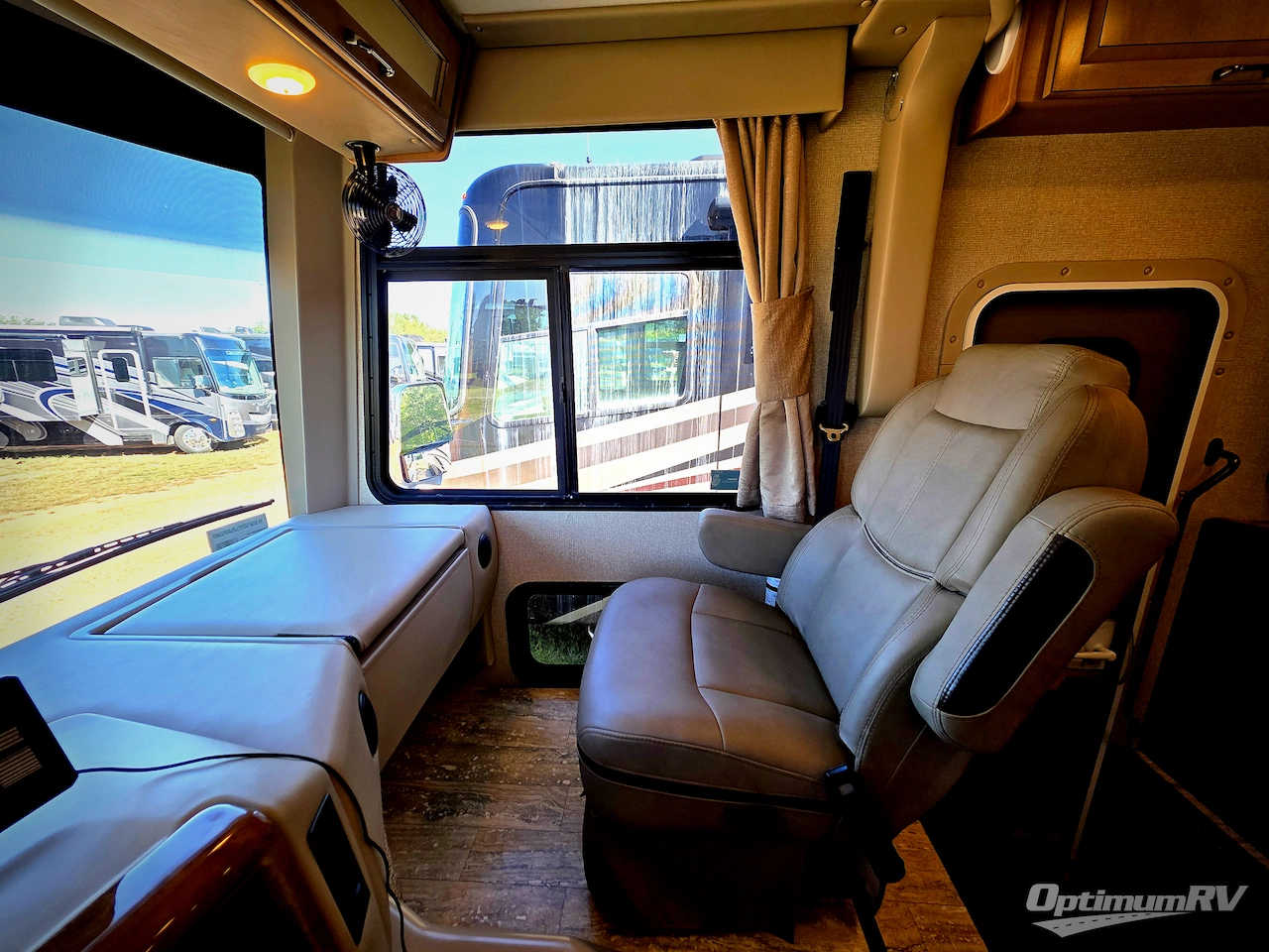 2018 Thor Hurricane 29M Photo 7