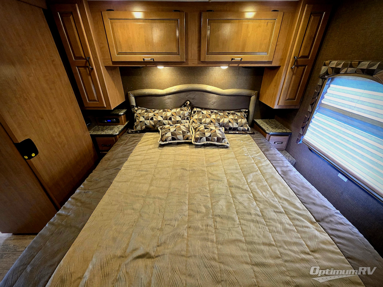 2018 Thor Hurricane 29M Photo 16