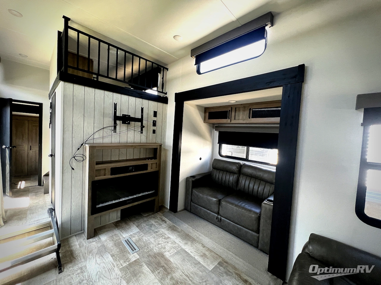 2025 Palomino Puma Destination 403LFT Photo 6