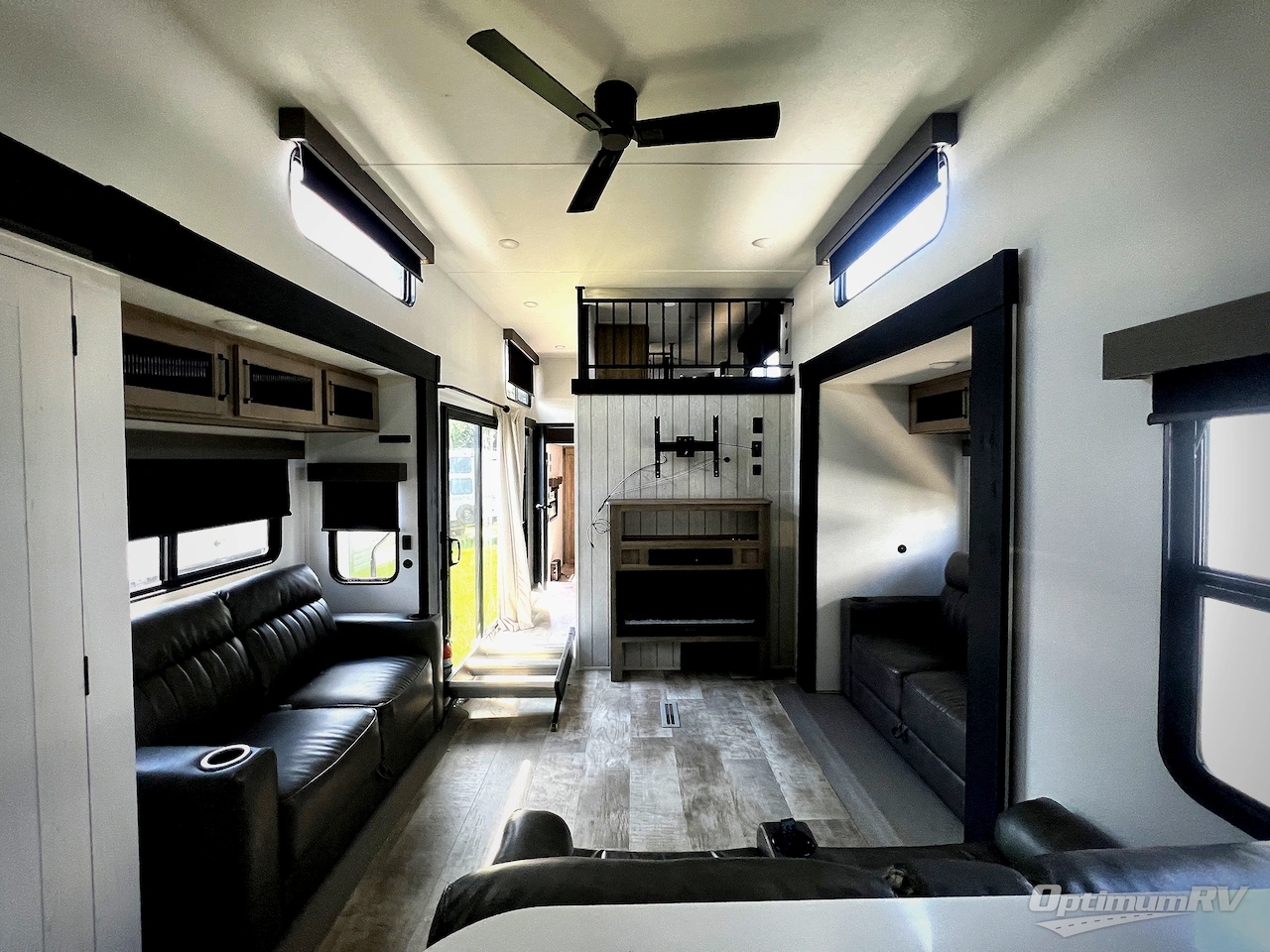2025 Palomino Puma Destination 403LFT Photo 24